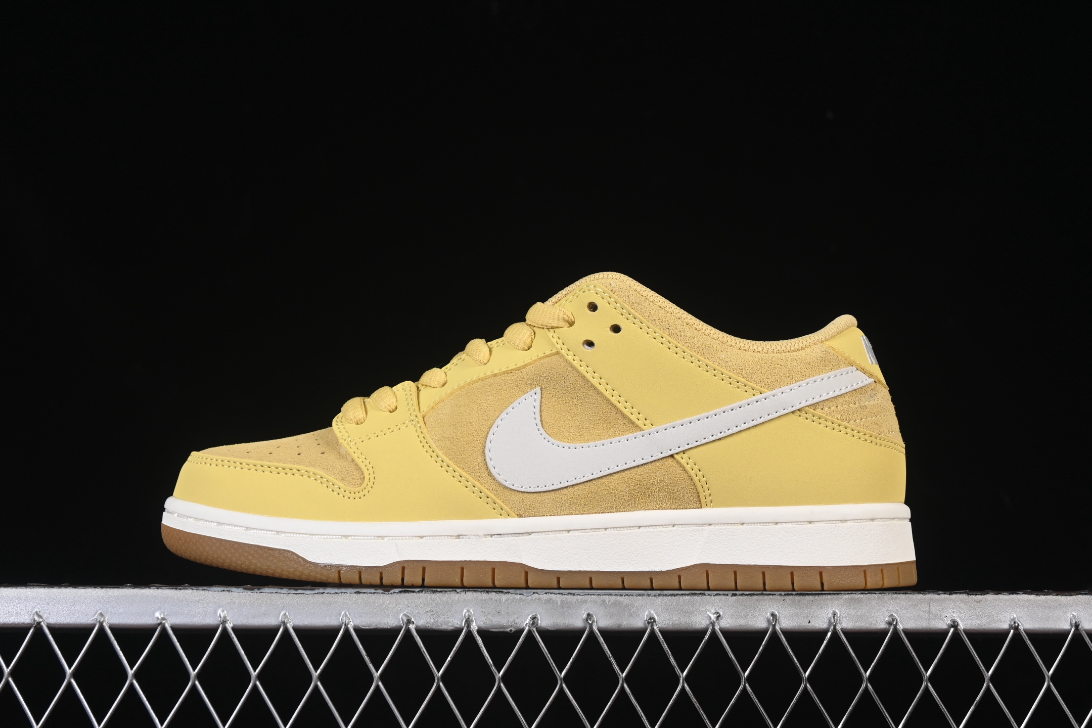 Nike SB Dunk Low Saturn Gold FJ1674-700