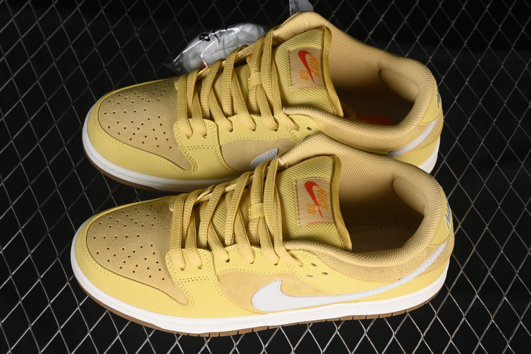 Nike SB Dunk Low Saturn Gold FJ1674-700 – Image 7